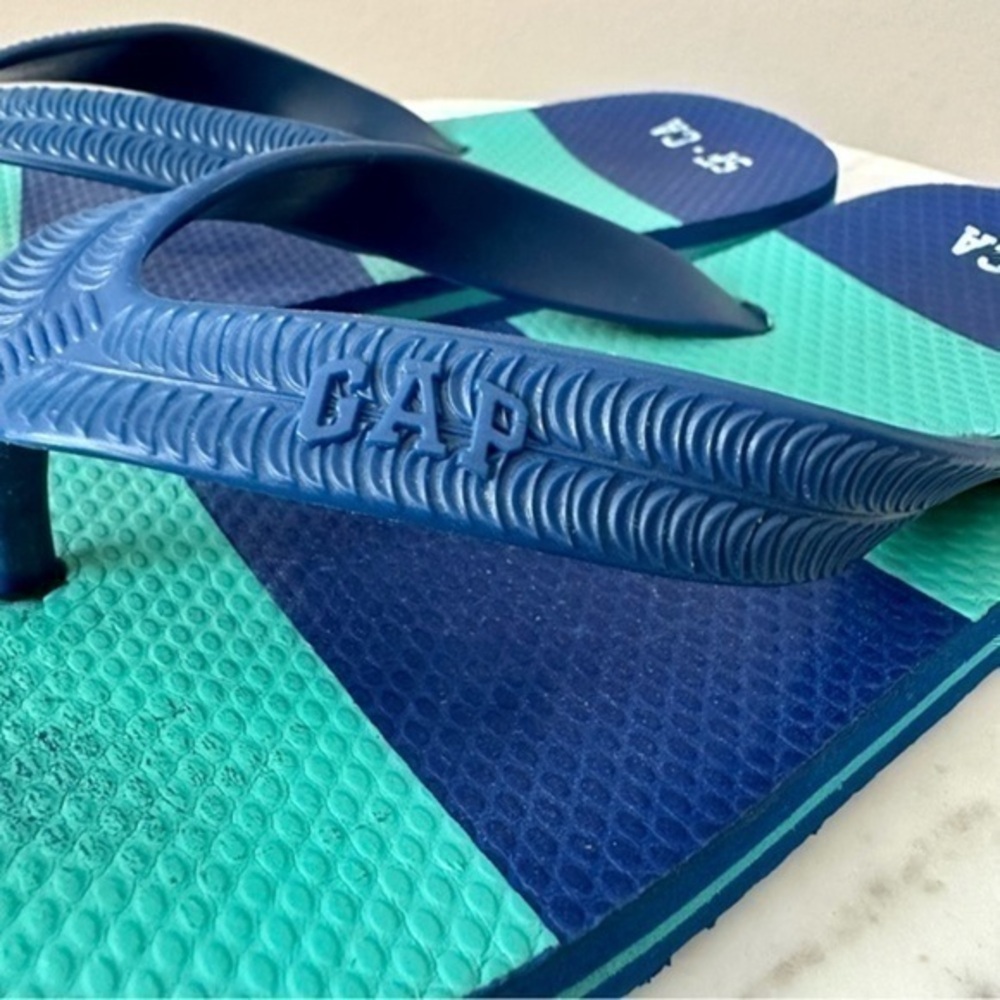 🔴GAP m Boys 3 / 4 Flip Flop Sandals. Navy green blue Striped Sandals size 1-2